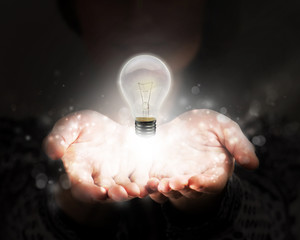 你爱的不是我,你心里还藏着谁,你爱的不是我,是否是我错了,是什么歌里的？