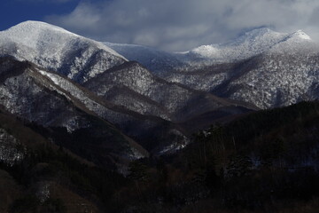 你爱的不是我,你心里还藏着谁,你爱的不是我,是否是我错了,是什么歌里的？