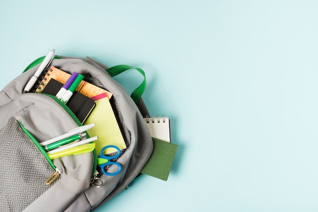 你爱的不是我,你心里还藏着谁,你爱的不是我,是否是我错了,是什么歌里的？