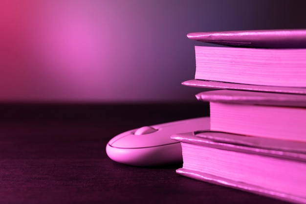 你爱的不是我,你心里还藏着谁,你爱的不是我,是否是我错了,是什么歌里的？